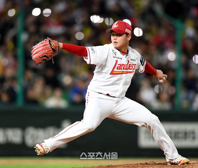 SSG 이기순이 17일 인천 SSG랜더스필드에서 열린 2024 KBO리그 KIA와 경기 8회 역투하고 있다. 문학 | 최승섭 기자 thunder@sportsseoul.com