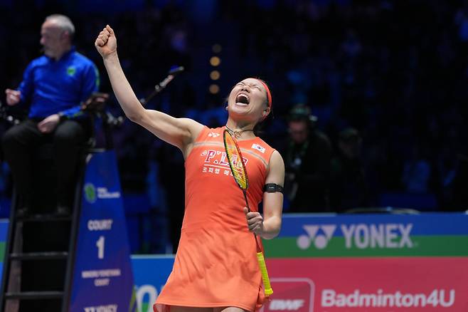 안세영이 8일(한국시간) 영국 버밍엄 유틸리타 아레나에서 열린 2026 세계배드민턴연맹(BWF) 월드투어 슈퍼 1000 전영오픈 4강에서 천위페이를 꺾고 환호하고 있다. 사진 | 버밍업=AP 연합뉴스