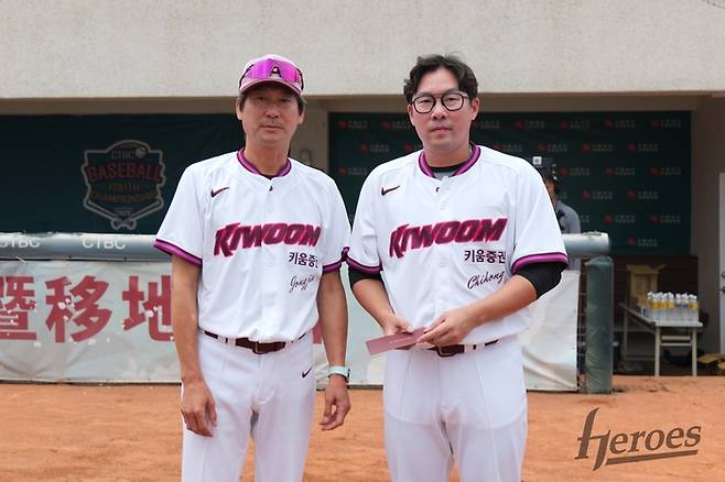 키움 설종진 감독(왼쪽)과 야수 MVP 안치홍이 대만 가오슝 스프링캠프에서 기념 촬영을 하고 있다. 사진 | 키움 히어로즈