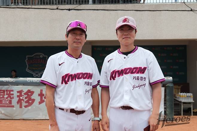 키움 설종진 감독(왼쪽)과 투수 MVP 박진형이 대만 가오슝 스프링캠프에서 기념 촬영을 하고 있다. 사진 | 키움 히어로즈