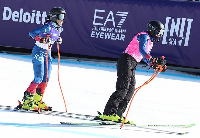최사라(왼쪽)가 7일(한국시간) 이탈리아 코르티나 토파네 알파인스키 센터에서 열린 2026 밀라노·코르티나 동계패럴림픽 알파인스키 활강 시각장애 부문 결승 레이스를 마친 후 어은미 가이드와 서로 격려하고 있다. 사진 | 대한장애인체육회