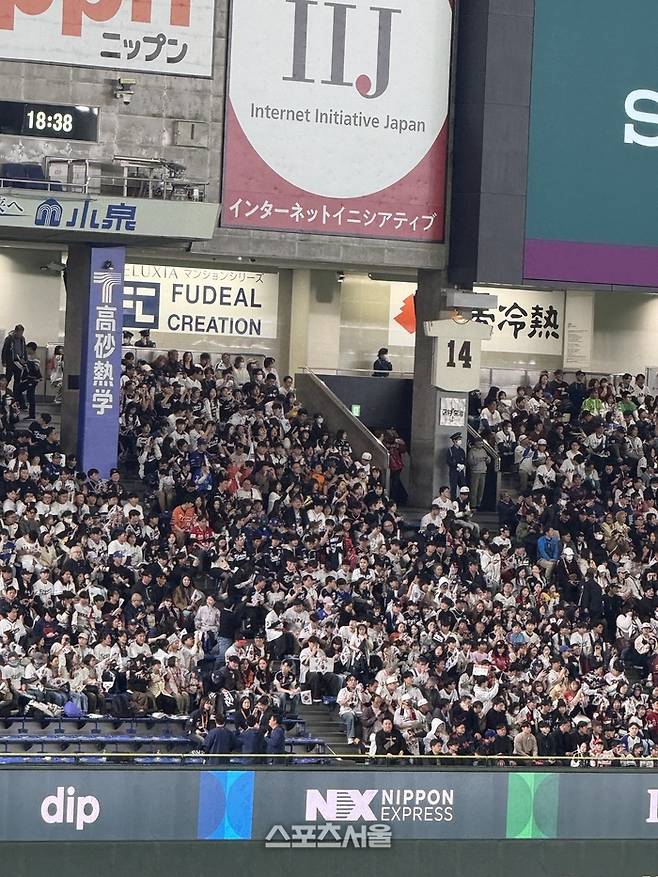 대표팀 응원을 위해 모인 한국 팬들. 이들의 응원이 한일전 승리로 이어지길 간절히 바란다. 도쿄 | 박연준 기자 duswns0628@sportsseoul.com