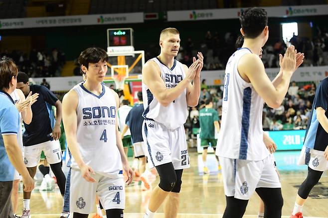 소노 선수들이 원주DB프로미아레나에서 열린 2025~2026 LG전자 프로농구 5라운드 DB전 승리 후 기뻐하고 있다. 사진 | KBL