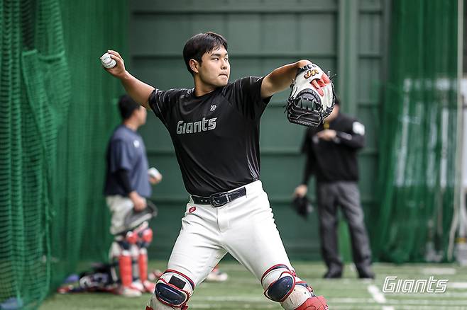 롯데 박재엽이 27일 일본 미야자키 스프링캠프에서 송구 훈련을 하고 있다. 사진 | 롯데 자이언츠