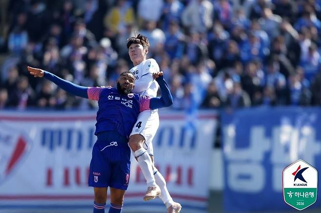 수원삼성 송주훈(우측)이 7일 파주스타디움에서 열린 파주프런티어와의 하나은행 K리그2 2026 2라운드 경기에서 아리아스와 경합하고 있다. /사진=한국프로축구연맹
