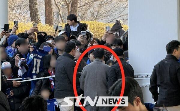 경기 후 팬들에게 사인해 주고 있는 수원삼성 이정효 감독. /사진(파주)=강의택 기자