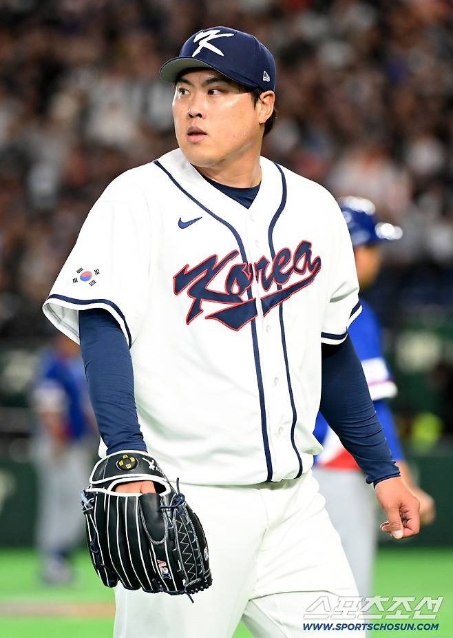 8일 일본 도쿄돔에서 열린 WBC(월드베이스볼클래식) 한국과 대만의 경기, 2회초 대만 장위청에 선제 솔로홈런을 허용한 뒤 이닝을 마친 류현진이 더그아웃으로 향하고 있다. 도쿄(일본)=허상욱 기자wook@sportschosun.com/2026.03.08/