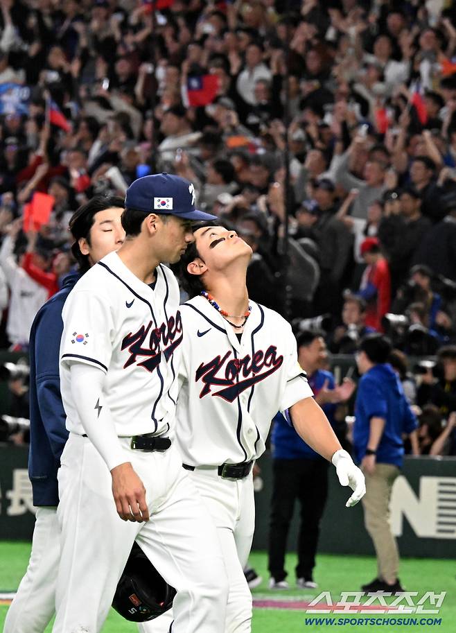 8일 일본 도쿄돔에서 열린 WBC(월드베이스볼클래식) 한국과 대만의 경기, 한국이 연장 접전 끝 5대4로 패했다. 관중들에게 인사하는 한국 선수들의 모습. 도쿄(일본)=허상욱 기자wook@sportschosun.com/2026.03.08/