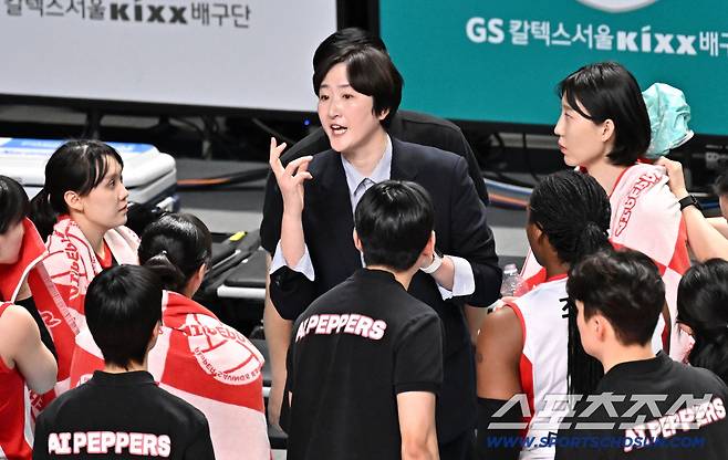 11일 장충체육관에서 열린 V리그 GS칼텍스와 페퍼저축은행의 경기. 페퍼저축은행 장소연 감독이 작전 지시를 하고 있다. 장충=박재만 기자 pjm@sportschosun.com/2026.02.11/