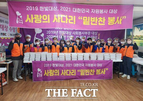 지방자치단체의 보조금 지원없이 대전시 소외계층을 위해 10년째 다양한 봉사를 실천하고 있는 사단법인 사랑의 사다리가 6일 대덕구 중리동에 위치한 사무실에서 대덕구 소외계층 80가정에 밑반찬을 만들어 전달했다. /사랑의 사다리