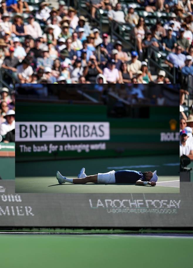 힘든 경기를 치른 탓에 코트에 누워버린 조코비치. 대회본부 SNS