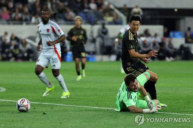 상대 골키퍼와 경합하는 손흥민. 연합뉴스 제공