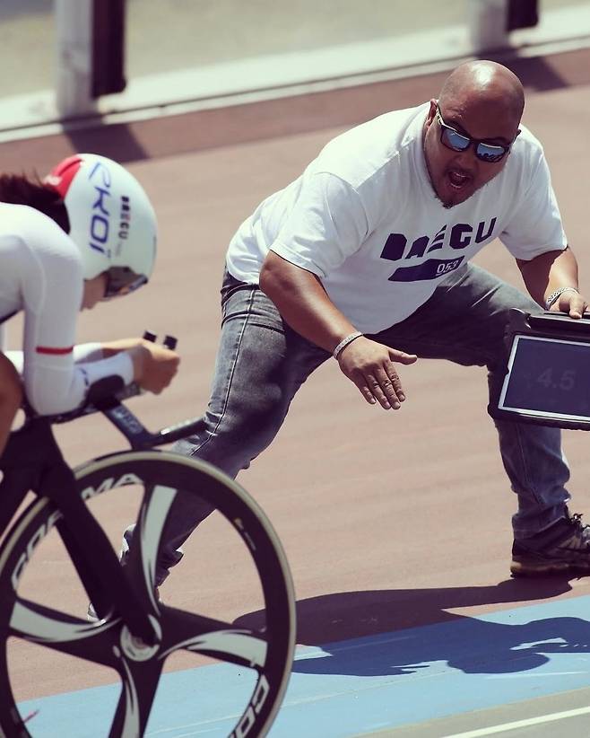김형일 전 대구시청 사이클 감독이 열정적으로 선수들을 지도하고 있다. 김형일 제공