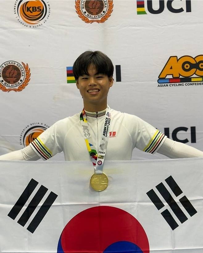 김형일 전 감독의 아들 김도윤 군이 금메달을 따고 태극기를 펼쳐 보이고 있다. 김형일 제공