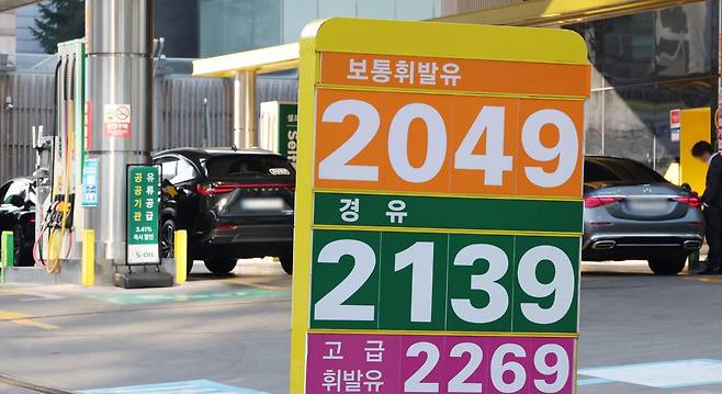 미국과 이스라엘의 이란 공습에 따른 중동 정세 불안 여파로 국내 주유소 기름값이 가파르게 상승한 8일 서울 시내 한 주유소에 유가 정보가 표시되어 있다.  한국석유공사 유가정보시스템 오피넷에 따르면 이날 오전 10시 기준 전국 주유소 평균 휘발유 가격은 리터당 1893.3원으로 전날보다 3.9원 올랐다. 경유 가격은 리터당 1915.37원으로 집계됐다. 2026.03.08. 서울=뉴시스