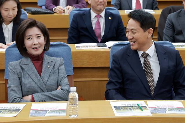 나경원(왼쪽) 국민의힘 의원이 지난 3월 6일 국회 의원회관에서 같은 당 권영세 의원과 서울시가 연 용산국제업무지구 관련 정책 토론회에 참석해 오세훈(오른쪽) 서울시장과 대화하고 있다.[연합뉴스 사진]