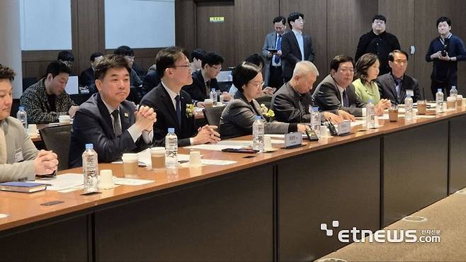 김병욱 성남시장 예비후보(앞줄 왼쪽 두 번째)가 6일 성남 판교테크노밸리 이노비즈협회에서 열린 '방산 분야 진입장벽 완화 및 글로벌 방산시장 개척 방안 논의' 행사에 참석했다.