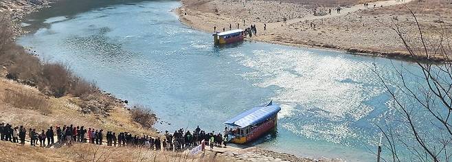 조선 6대 임금 단종을 다룬 영화 '왕과 사는 남자'의 누적 관객 수가 1000만 명을 넘어선 가운데 지난 7일 오후 단종 유배지였던 영월군 청령포에 여행객들이 몰려들고 있다. 뉴스1