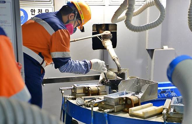 5일 고려아연 온산제련소 직원이 전략광물인 인듐을 주조하고 있다.