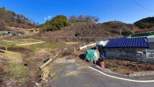 정원오 전 서울 성동구청장이 일부 소유한 전남 여수시 현천리 905-2번지 일대를 바라본 모습. 2023년 12월 촬영된 사진으로, 도로가 끊겨 있다. 네이버 지도 캡처