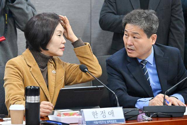 한정애(왼쪽) 더불어민주당 정책위의장과 김영배 외교통일위원회 간사가 5일 국회 의원회관에서 열린 '중동 현안 관련 긴급 간담회'에서 대화를 하고 있다. 민경석 기자