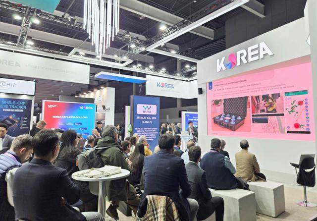 2~5일 스페인 바르셀로나에서 열린 'MWC 26'에 마련된 통합 한국관에 관람객들이 모여 있다. 대한무역투자진흥공사(KOTRA·코트라) 제공