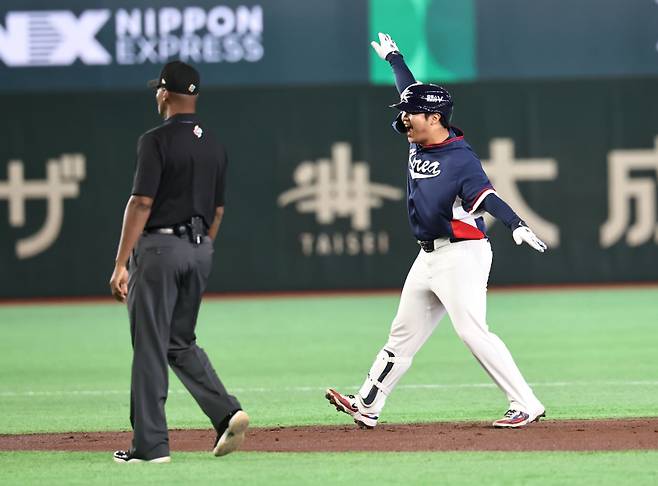 <yonhap photo-4863=""> 2타점 적시타 친 문보경 '승리하자!" (도쿄=연합뉴스) 김인철 기자 = 7일 일본 도쿄돔에서 열린 2026 WBC 조별리그 C조 2차전 대한민국과 일본의 경기. 1회초 2사 1, 2루 한국 문보경이 2타점 2루타를 치고 환호하고 있다. 2026.3.7 yatoya@yna.co.kr/2026-03-07 19:30:24/ <저작권자 ⓒ 1980~2026 ㈜연합뉴스. 무단 전재 재배포 금지, AI 학습 및 활용 금지></yonhap>