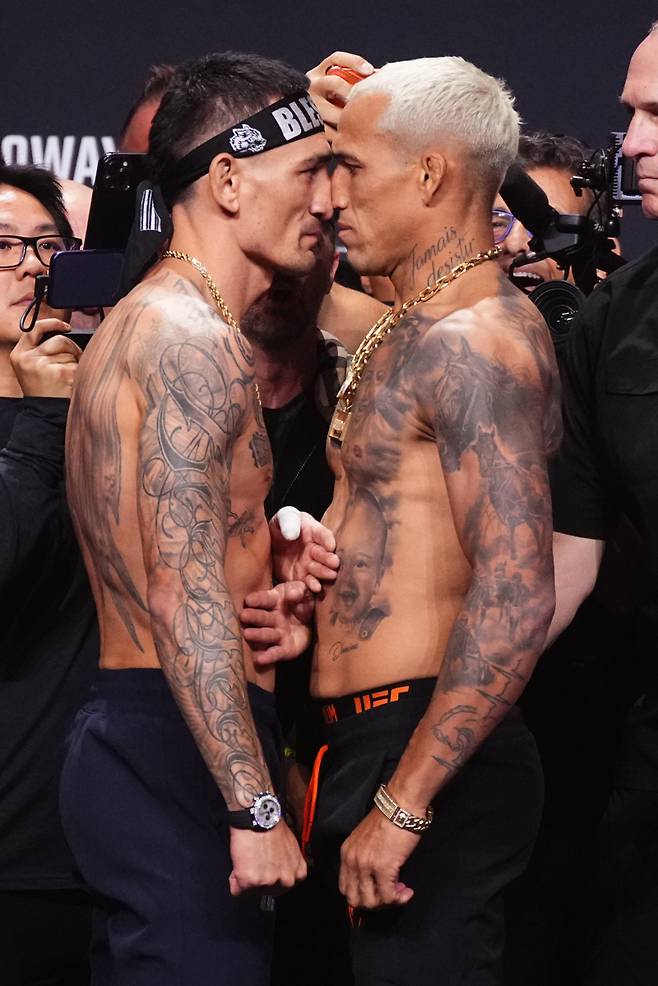 맥스 할로웨이(왼쪽)와 찰스 올리베이라. 사진=UFC