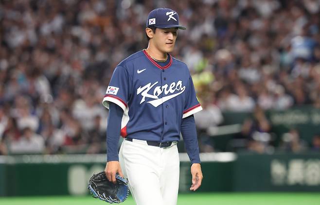<yonhap photo-4989="">7일 일본 도쿄돔에서 열린 2026 월드베이스볼클래식(WBC) 조별리그 C조 2차전 대한민국과 일본의 경기. 1회말 1사 2루 한국 선발 투수 고영표가 일본 스즈키 세이야에게 2점 홈런을 허용하며 이닝을 마무리한 뒤 아쉬워하고 있다.[사진=연합뉴스]</yonhap>