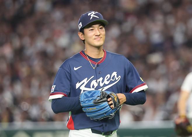 <yonhap photo-5044="">7일 일본 도쿄돔에서 열린 2026 월드베이스볼클래식(WBC) 조별리그 C조 2차전 대한민국과 일본의 경기. 2회말을 무실점으로 마친 한국 선발 투수 고영표가 미소를 보이고 있다. [사진=연합뉴스]</yonhap>