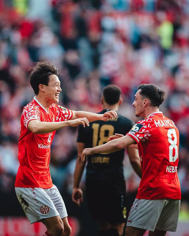 7일 MEWA 아레나에서 열린 마인츠와 슈투트가르트의 2025~26 분데스리가 25라운드 경기 중 이재성(왼쪽)이 선제골을 넣고 네벨과 환호하고 있다. 사진=마인츠 SNS