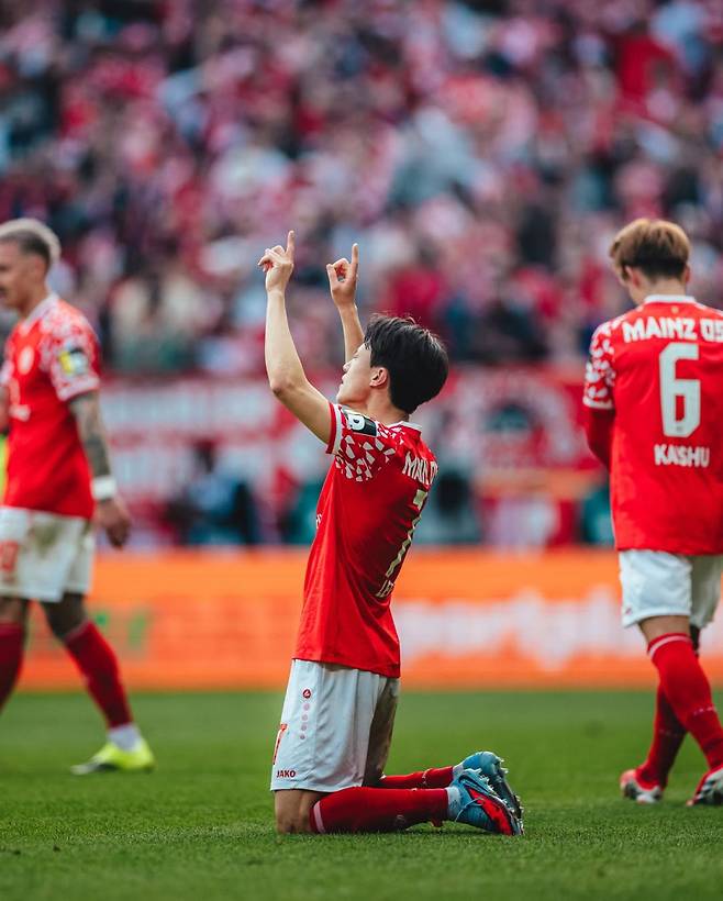 7일 MEWA 아레나에서 열린 마인츠와 슈투트가르트의 2025~26 분데스리가 25라운드 경기 중 이재성(왼쪽)이 선제골을 넣은 뒤 환호하고 있다. 사진=마인츠 SNS