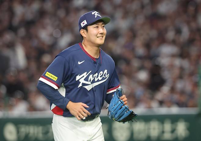 <yonhap photo-5344=""> 손주영 '무실점 미소' (도쿄=연합뉴스) 임화영 기자 = 7일 일본 도쿄돔에서 열린 2026 월드베이스볼클래식(WBC) 조별리그 C조 2차전 대한민국과 일본의 경기. 5회말을 무실점으로 마친 한국 손주영이 더그아웃으로 향하고 있다. 2026.3.7 hwayoung7@yna.co.kr/2026-03-07 21:01:39/ <저작권자 ⓒ 1980~2026 ㈜연합뉴스. 무단 전재 재배포 금지, AI 학습 및 활용 금지></yonhap>
