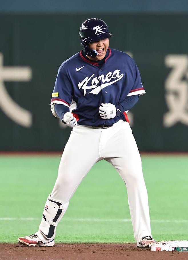 <yonhap photo-4816="">7일 일본 도쿄돔에서 열린 2026 WBC 조별리그 C조 2차전 대한민국과 일본의 경기. 1회초 2사 1, 2루 한국 문보경이 2타점 2루타를 치고 환호하고 있다. [사진=연합뉴스]</yonhap>