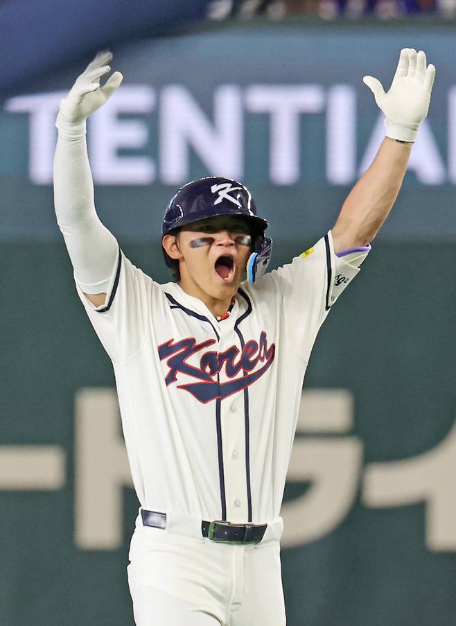 <yonhap photo-5436="">8일 일본 도쿄돔에서 열린 2026 월드베이스볼클래식(WBC) C조 조별리그 3차전 대한민국과 대만의 경기. 8회말 2사 1루 한국 김도영이 동점타를 친 뒤 포효하고 있다. 2026.3.8 [연합뉴스]</yonhap>