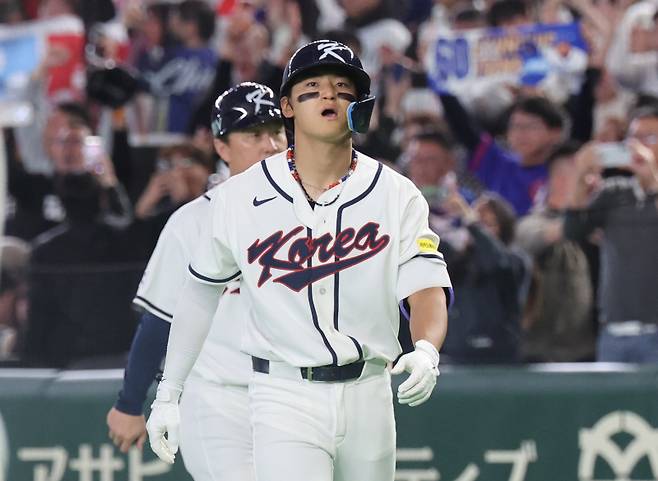 <yonhap photo-5621=""> 김도영의 수난시대 (도쿄=연합뉴스) 임화영 기자 = 8일 일본 도쿄돔에서 열린 2026 월드베이스볼클래식(WBC) C조 조별리그 3차전 대한민국과 대만의 경기에서 4-5로 패배한 한국 김도영이 아쉬워하고 있다. 2026.3.8 hwayoung7@yna.co.kr/2026-03-08 15:12:56/ <저작권자 ⓒ 1980~2026 ㈜연합뉴스. 무단 전재 재배포 금지, AI 학습 및 활용 금지></yonhap>
