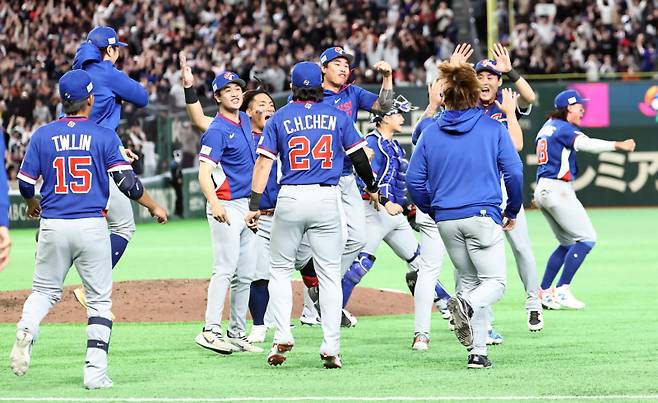 <yonhap photo-5757="">&nbsp;8일 일본 도쿄돔에서 열린 2026 WBC 조별리그 C조 3차전 대한민국과 대만의 경기. 연장 10회말 5-4로 승리를 거둔 대만 선수들이 승리를 자축하고 있다. 2026.3.8 [연합뉴스]</yonhap>