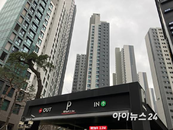 서초구 반포동 래미안원베일리(전용 84㎡)은 지난해 6월 72억원에서 지난 1월 60억8천만원으로 약 11억원 하락한 매물이 나와있다. 사진은 역삼역 인근 신축 아파트. [사진=김민지 기자]