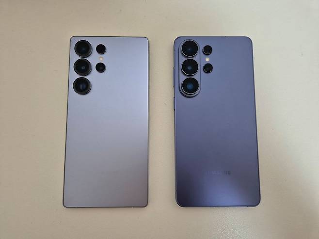 삼성전자의 갤럭시 S26 울트라 신제품(오른쪽)과 전작인 S25 울트라(왼쪽) 모습이다. S26 울트라가 더 둥근 모서리를 가지고 있다. 이우림 기자