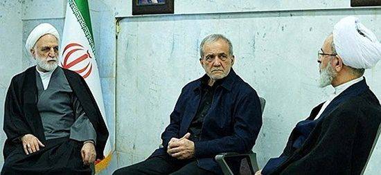 마수드 페제시키안 이란 대통령(가운데)를 비롯해 최고지도자의 임무와 권한을 대행 중인 이란 임시 지도자위원회 구성원들. 로이터=연합뉴스