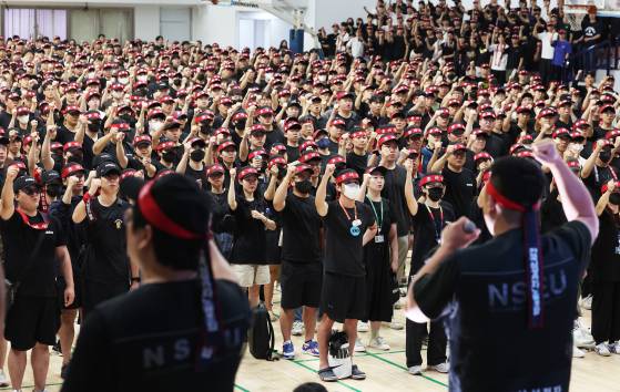 지난 2024년 7월 경기도 용인시 삼성전자 기흥캠퍼스 세미콘 스포렉스에서 전국삼성전자노동조합 조합원들이 총파업 승리 궐기대회를 하고 있다. 연합뉴스