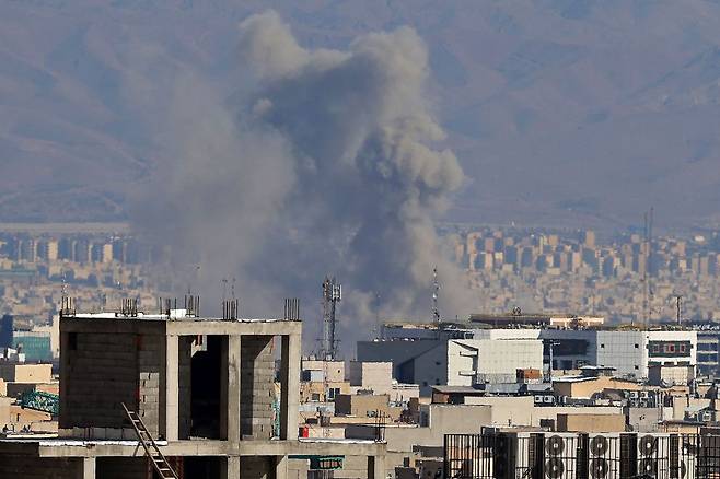 6일(현지시간) 미국·이스라엘의 공습으로 이란 테헤란 시내에서 연기가 피어오르고 있다. AFP=연합뉴스