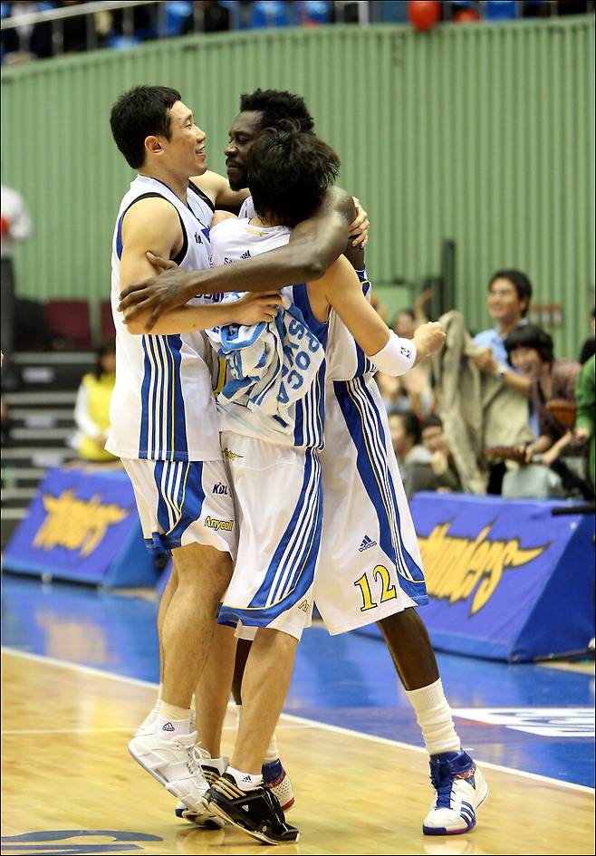 ▲ 2009-2010시즌 정규시즌 홈경기를 치르고 있는 삼성 선수들. 당시만 해도 홈팀의 유니폼 색상은 흰색이었다.