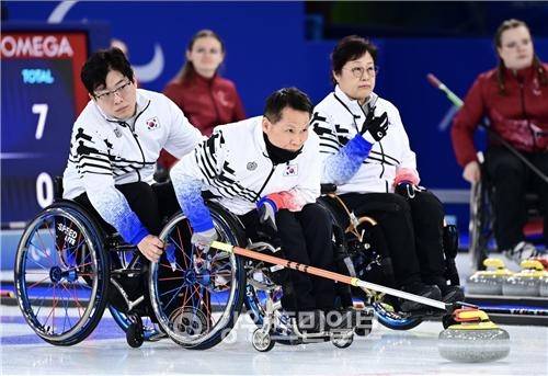 ▲ 휠체어컬링 혼성팀의 경기 장면. 좌측부터 남봉광·양희태(강원도장애인체육회)·방민자 [대한장애인체육회 제공]