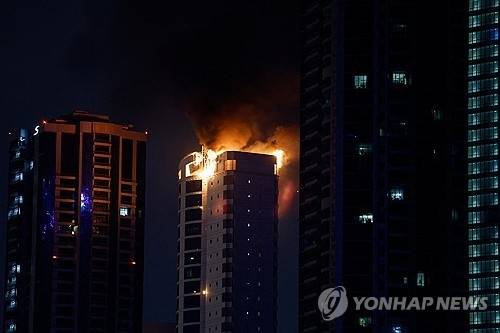 ▲ 지난달 28일 이란 드론 공격받은 바레인의 고층건물 [로이터=연합뉴스 자료사진]