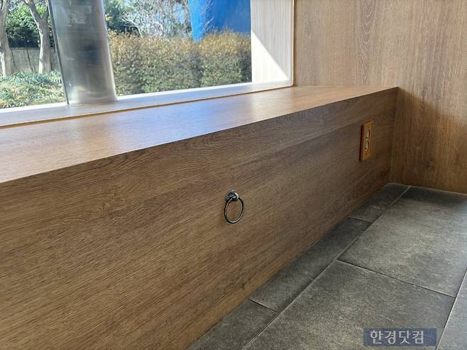 이강민 씨 카페에 목줄 고정 장치가 설치돼 있다. /사진=이수 기자