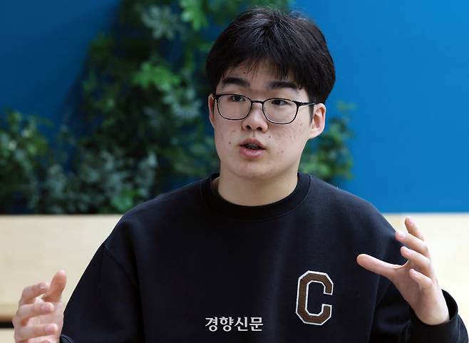 청소년 언론 ‘토끼풀’의 문성호 편집장이 지난 3월 2일 서울 중구 정동 경향신문사에서 주간경향과 인터뷰를 하고 있다. 서성일 선임기자