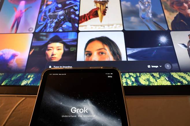 컴퓨터 스크린 위로 그록 내 이미지들이 보이고 있다. 연합뉴스 게티이미지