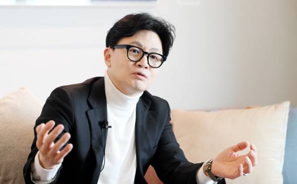 한동훈 전 국민의힘 대표가 8일 부산 수영구 모처에서 국제신문과 인터뷰 하고 있다. 김성효 선임기자