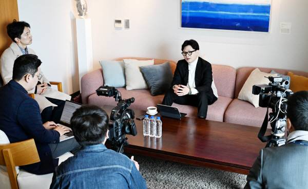 한동훈 전 국민의힘 대표가 8일 부산 수영구 모처에서 국제신문과 인터뷰 하고 있다. 김성효 선임기자